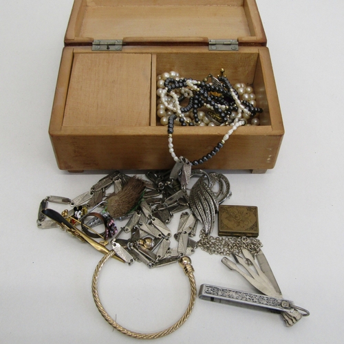 29 - Vintage musical jewellery box with jewellery.