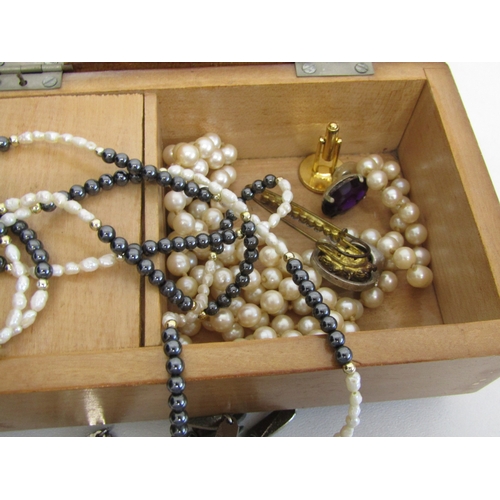 29 - Vintage musical jewellery box with jewellery.