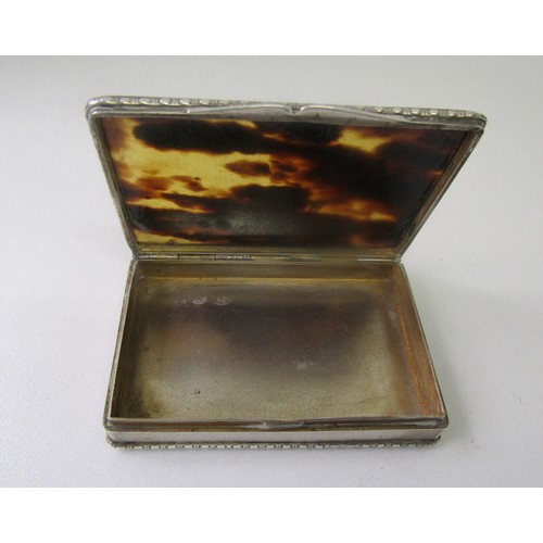 39 - Tortoiseshell snuff box with WW1 medal