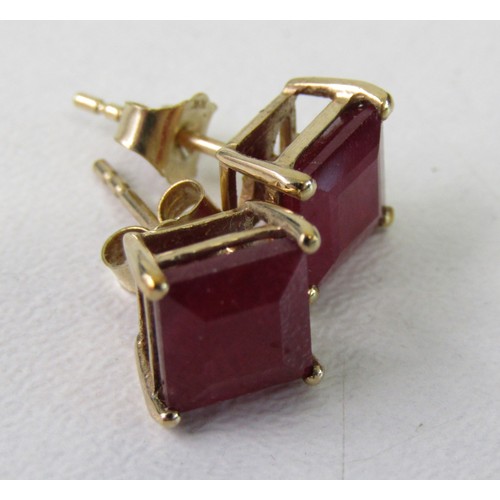 30 - 3 x pairs of 9ct gold earing's 7 grams