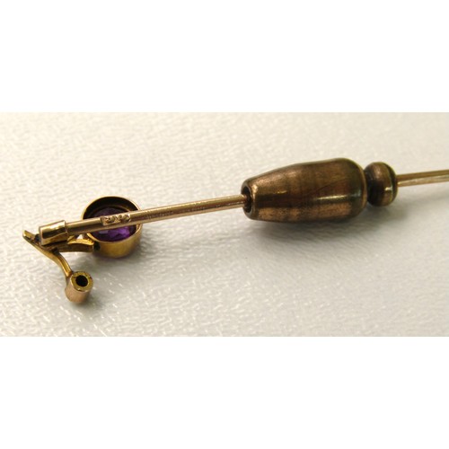 33 - 9ct Gold Pin Brooch 2 grams