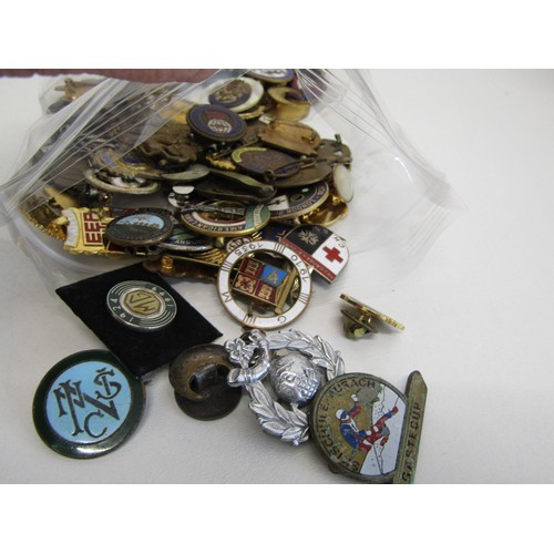 18 - Large collection of pin badges etc
Approx. weight in grams 370