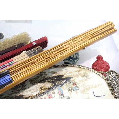 497 - Womens Vanity Collectables East Asian Collectables Inc Snuff Bottles & Hand Fans