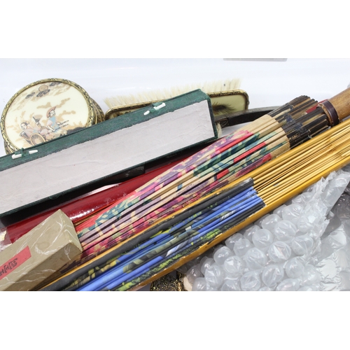497 - Womens Vanity Collectables East Asian Collectables Inc Snuff Bottles & Hand Fans