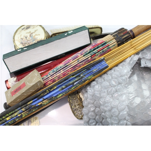497 - Womens Vanity Collectables East Asian Collectables Inc Snuff Bottles & Hand Fans