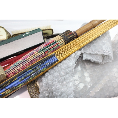 497 - Womens Vanity Collectables East Asian Collectables Inc Snuff Bottles & Hand Fans