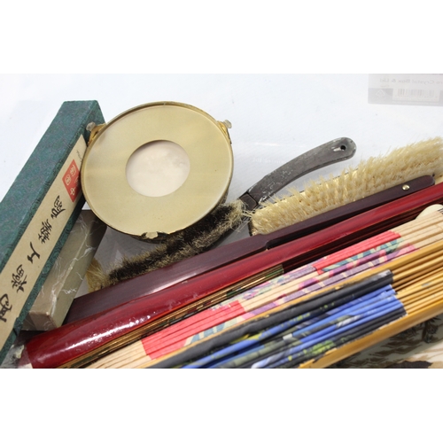 497 - Womens Vanity Collectables East Asian Collectables Inc Snuff Bottles & Hand Fans