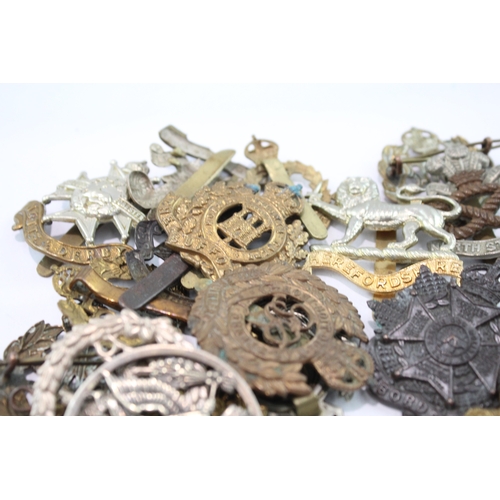 540 - Mixed Military Cap Badges Lot Inc AAC, ATS, RAMC, China Border R, Etc