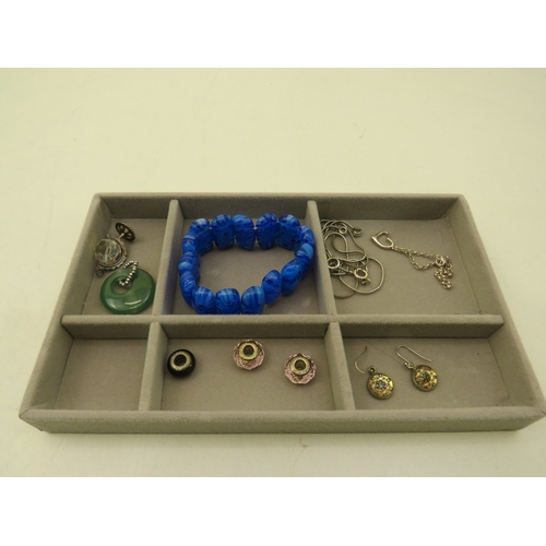 183 - Tray of solid silver items and gemstones