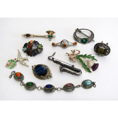 86 - Collection of vintage brooches and jewellery including Scottish miracle.