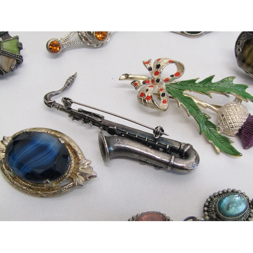 86 - Collection of vintage brooches and jewellery including Scottish miracle.