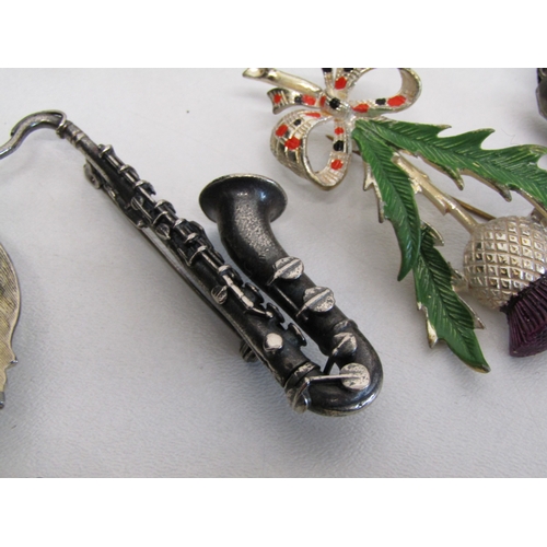 86 - Collection of vintage brooches and jewellery including Scottish miracle.