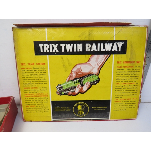 Collection of vintage model Railway items including Hornby, Tri-ang and ...