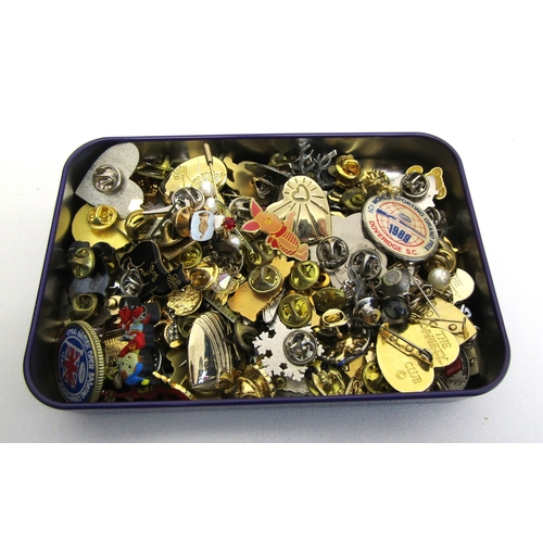 65 - Tin full of badges and pin badges.