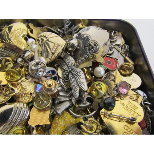 65 - Tin full of badges and pin badges.