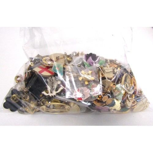 80 - Approx 1.2kg of mixed badges and pins.
