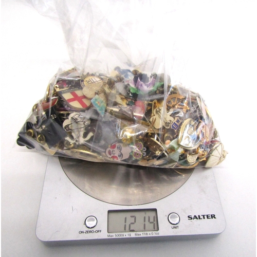 80 - Approx 1.2kg of mixed badges and pins.