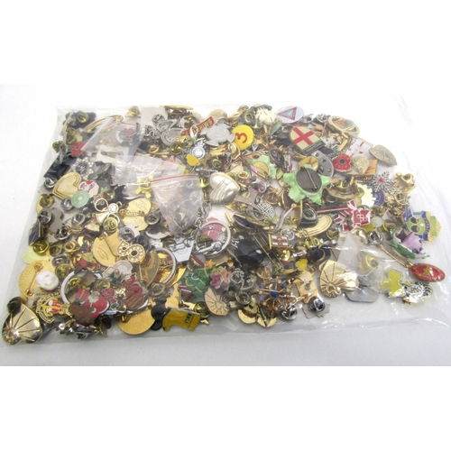 80 - Approx 1.2kg of mixed badges and pins.