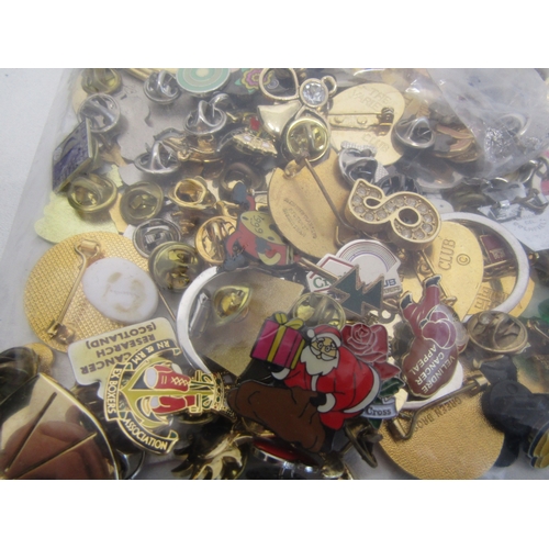 80 - Approx 1.2kg of mixed badges and pins.
