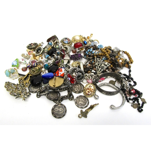 79 - Mixed lot of jewellery including vintage rosaries.