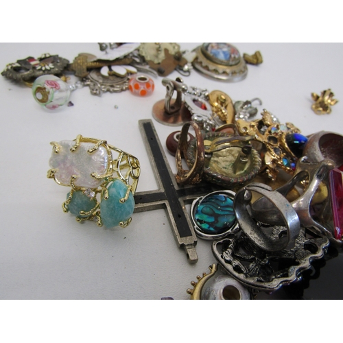 79 - Mixed lot of jewellery including vintage rosaries.