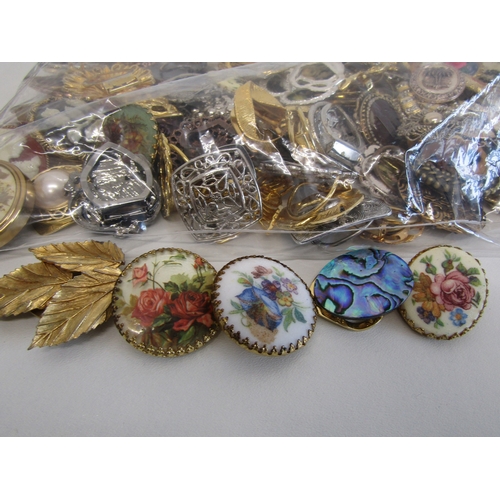 73 - Large lot of assorted vintage scarf clips.
