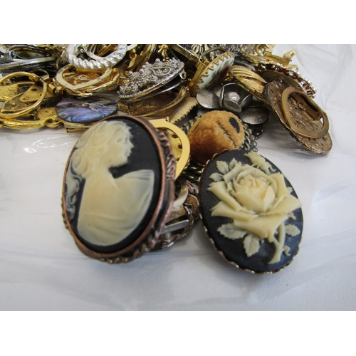 73 - Large lot of assorted vintage scarf clips.