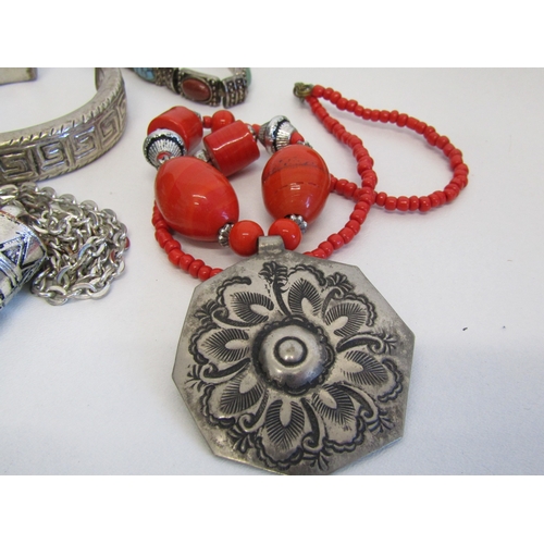 64 - A collection of vintage white metal jewellery.