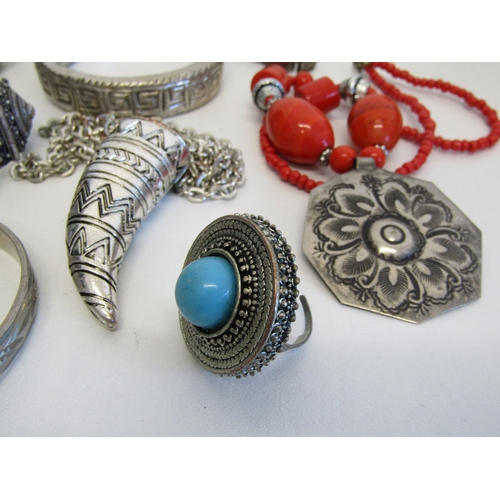 64 - A collection of vintage white metal jewellery.