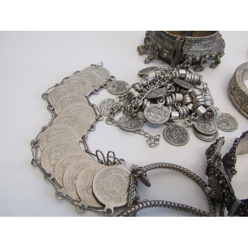 64 - A collection of vintage white metal jewellery.