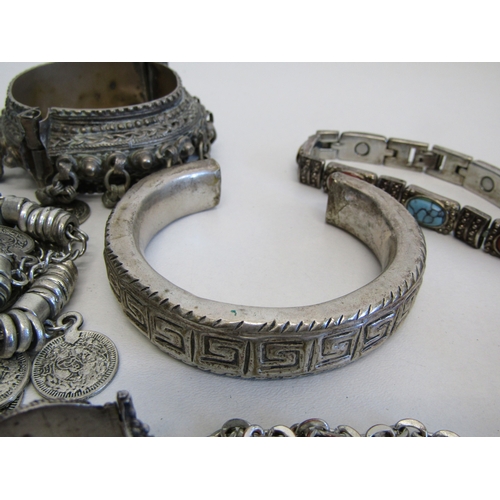 64 - A collection of vintage white metal jewellery.
