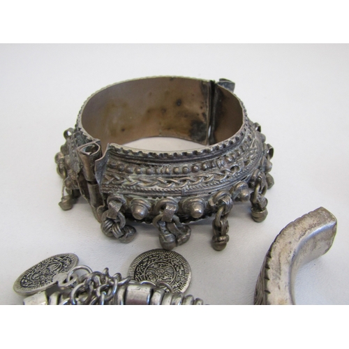 64 - A collection of vintage white metal jewellery.