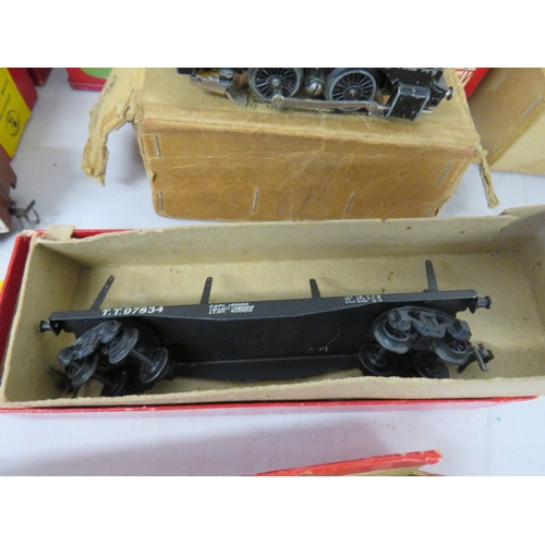 412 - Lot of assorted model railway to include locomotives