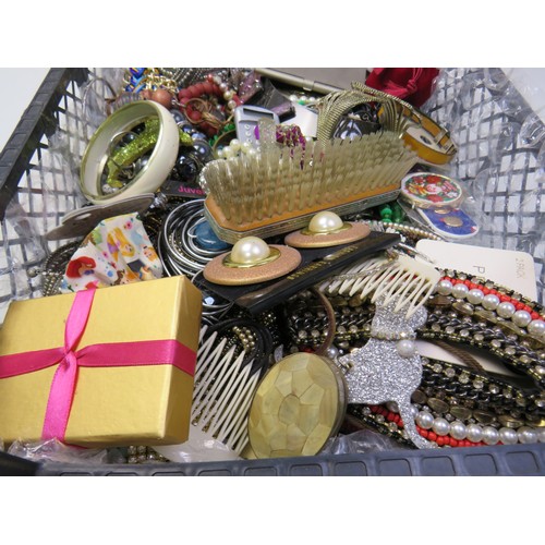 154B - Mixed jewellery lot including vanity, trinkets etc