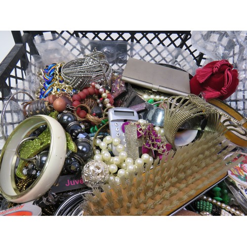 154B - Mixed jewellery lot including vanity, trinkets etc