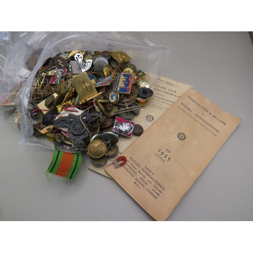 31 - Job lot of assorted militaria to include badges, buttons, cap badges etc