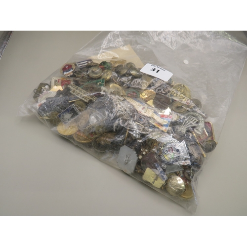 31 - Job lot of assorted militaria to include badges, buttons, cap badges etc