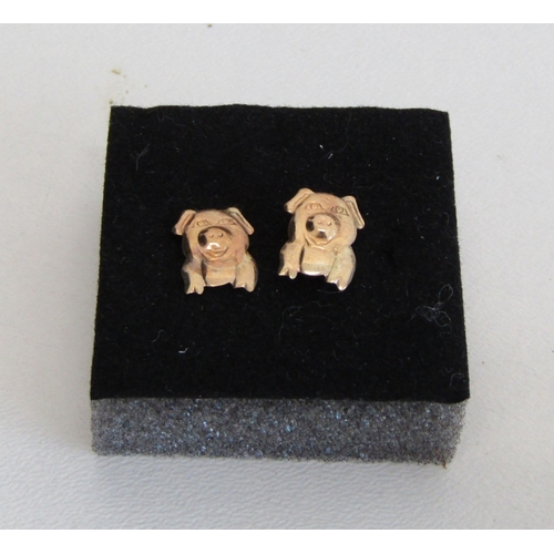286 - A pair of 9ct gold pig stud earrings, 0.4g.