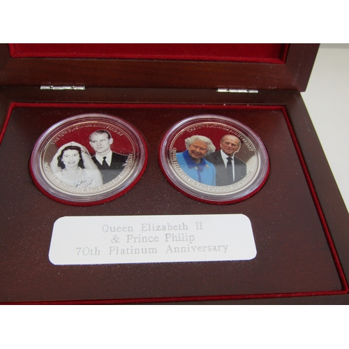 20B - 2017 Danbury Mint Royal Platinum Wedding Anniversary set.