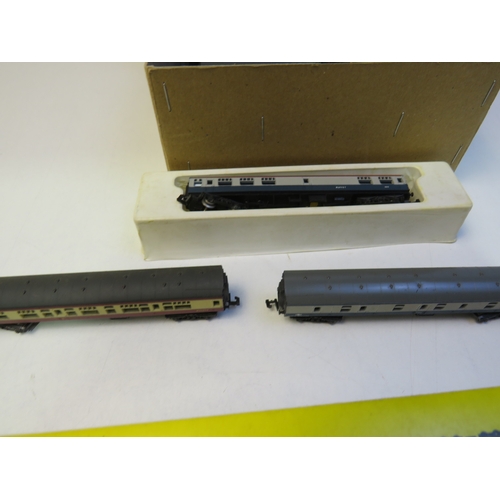 433 - Job lot of model train engines and carriages loose and boxed.