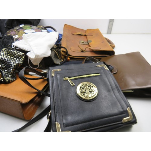 435 - Job lot of assorted handbags.