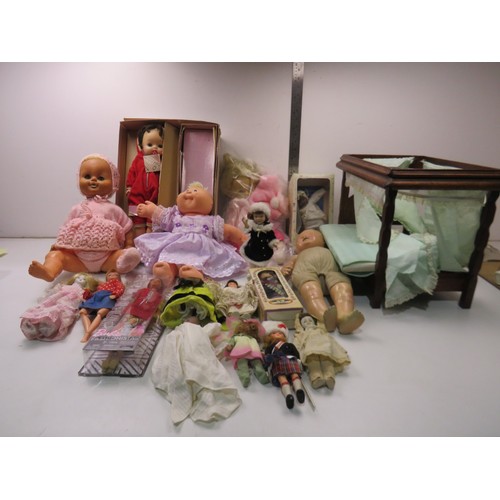 437 - Job lot of assorted dolls