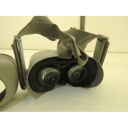 18 - Oculus head set