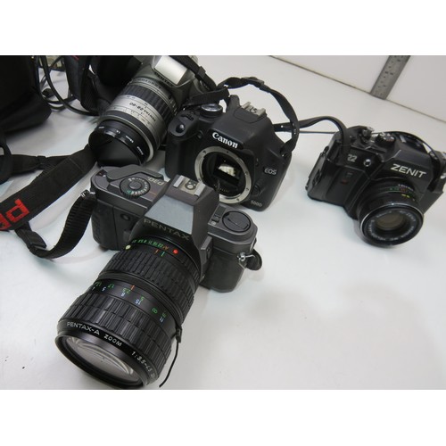 59 - Assorted vintage camera's.