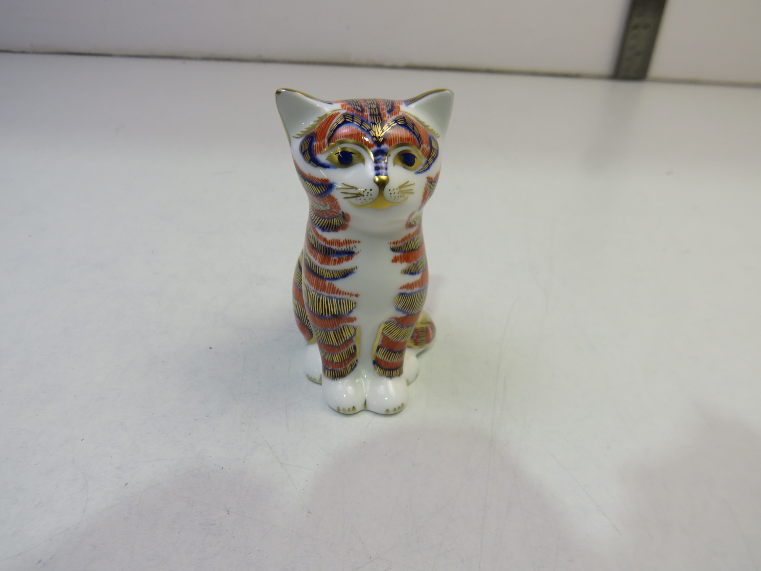 Royal Crown Derby sitting cat- gold stopper
