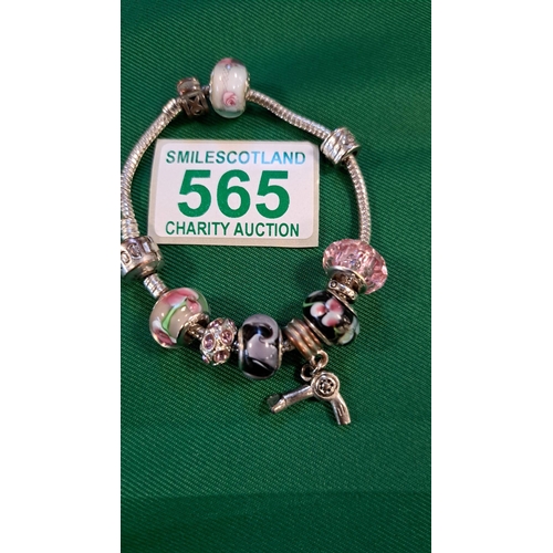 565 - Pandora bracelet with 10 charms