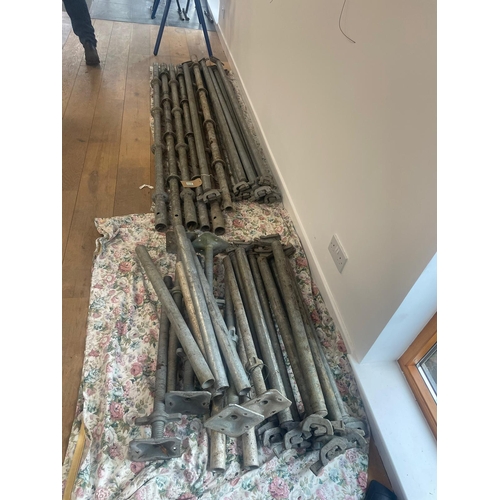 273 - Good selection of scaffolding with jacking feet