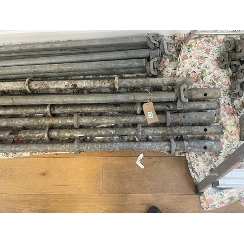 273 - Good selection of scaffolding with jacking feet