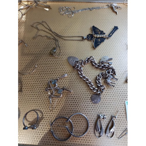 61 - Good selection of mainly silver vintage jewellery