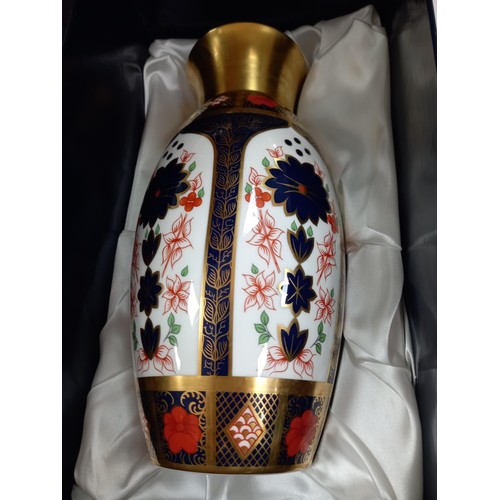 118 - Royal Crown Derby Old Imari large vase, boxed Date MMIV 2004  approx 18cm high